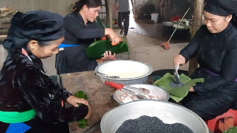 Bánh chưng đen – đặc sản không thể thiếu trong Tết cổ truyền của dân tộc Tày